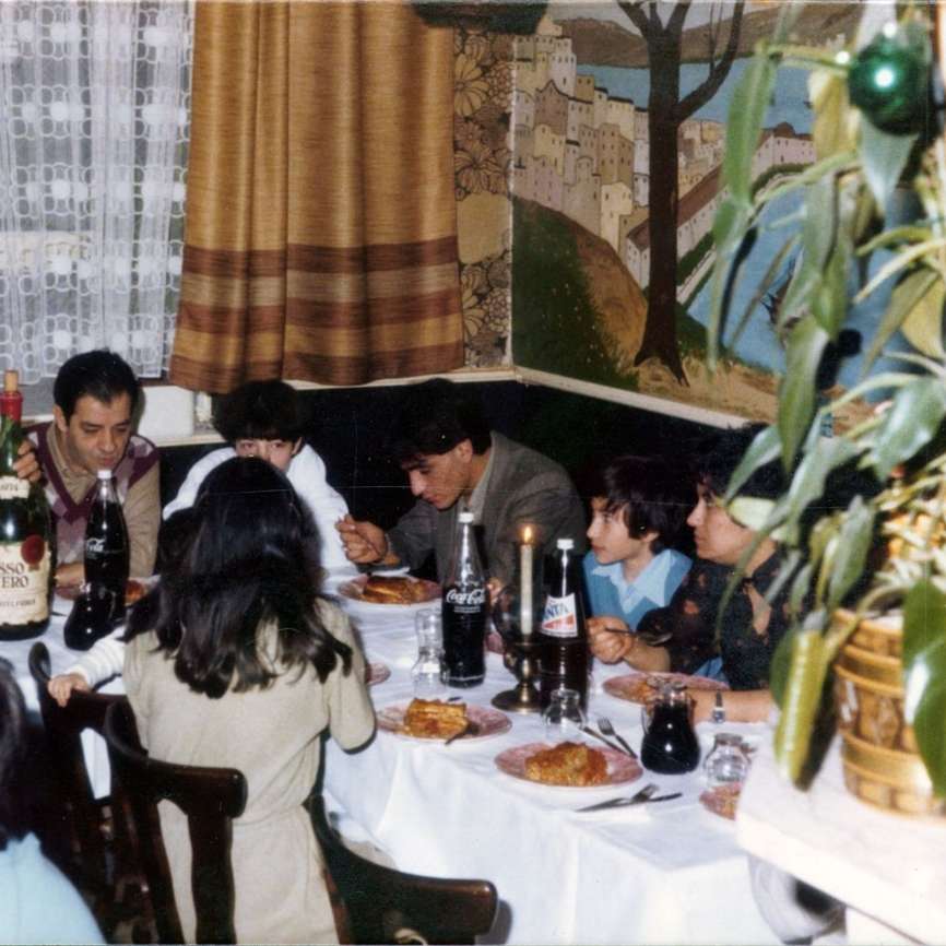 Gruppe von Personen beim Essen