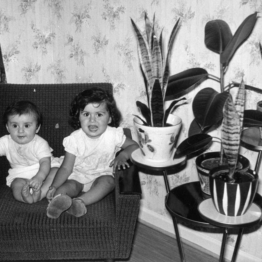 Zwei Kleinkinder auf einem Sofa